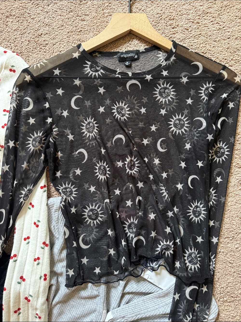 4 cute long sleeve tops - Picture 4 of 5